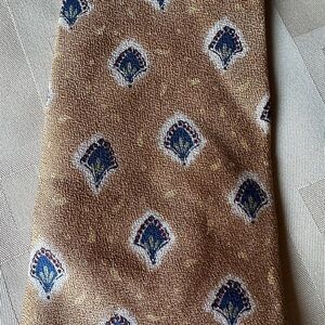 100% Silk Lands End Patterned Gold Tie with Blue Accents‎ 63” long